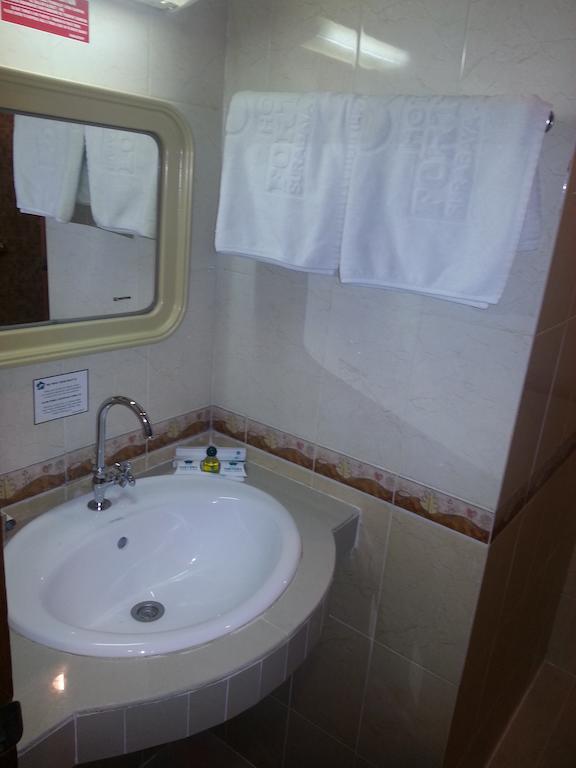 Hotel Fortuna Surabaya Værelse billede